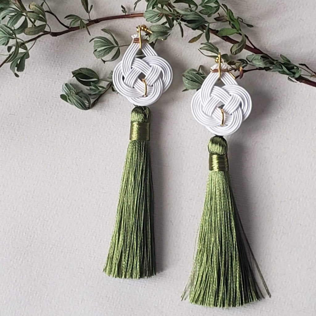 Close-up of white Mizuhiki Awaji Knot earrings featuring a tassel, handmade by itookasi for eternal bonds.