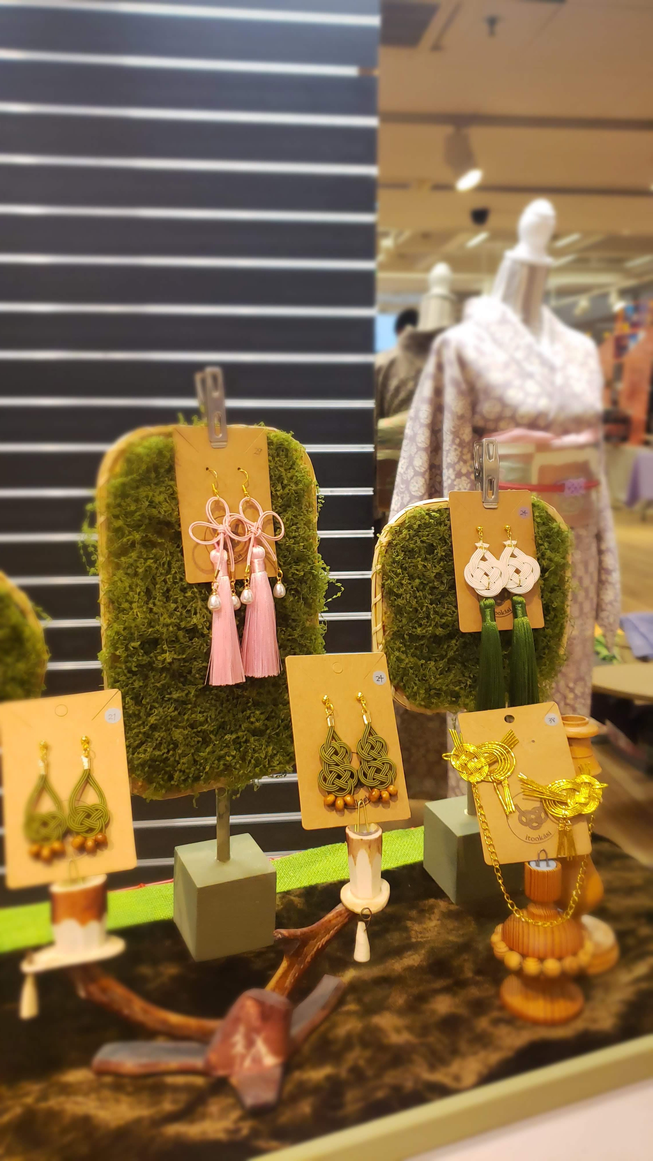 Close-up of a table display of Mizuhiki jewelry by itookäsi.